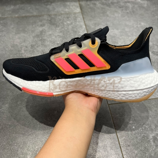 ADIDAS ULTRA BOOST 22 CORE BLACK / FLASH ORANGE