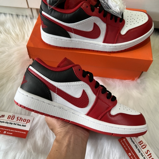 NIKE AIR JORDAN 1 LOW BULLS