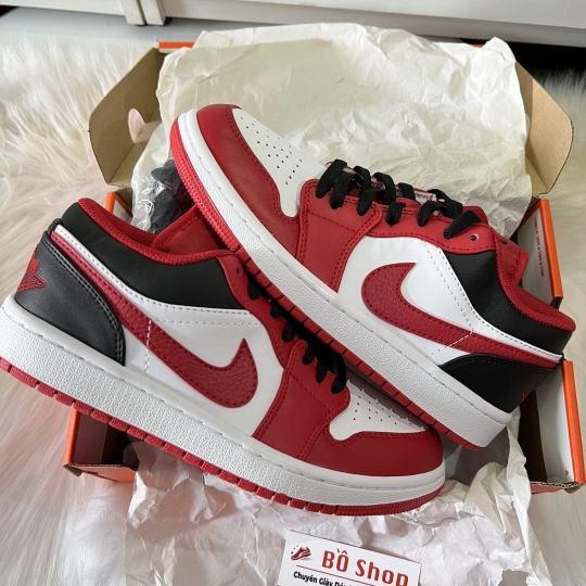 NIKE AIR JORDAN 1 LOW BULLS