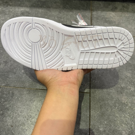 NIKE AIR JORDAN 1 LOW PANDA