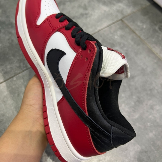 NIKE SB DUNK LOW 'CHICAGO'