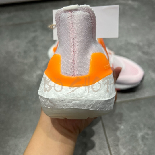 ADIDAS ULTRA BOOST 22 CLOUD WHITE / FLASH ORANGE