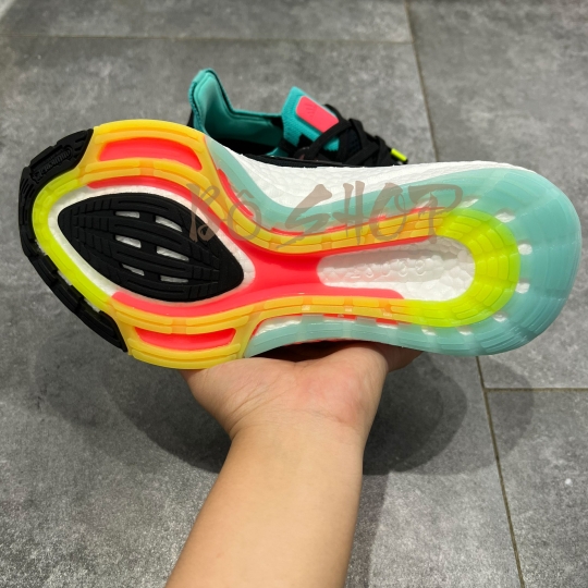 ADIDAS ULTRA BOOST 22 CORE BLACK/TURBO & MINT RUSH