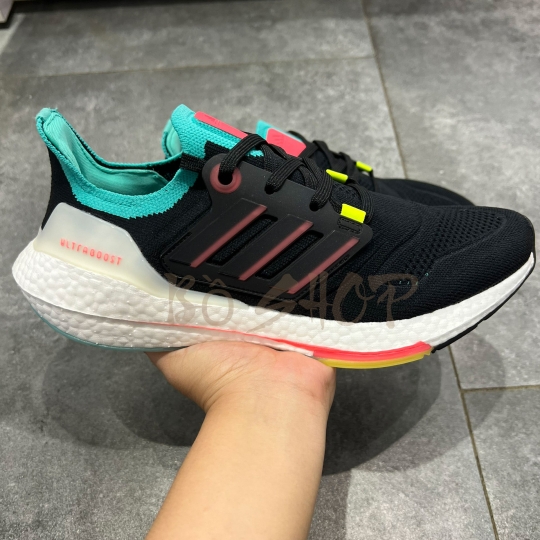 ADIDAS ULTRA BOOST 22 CORE BLACK/TURBO & MINT RUSH