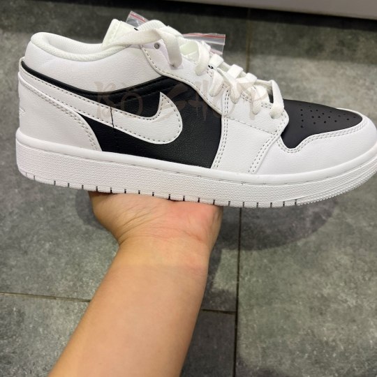 NIKE AIR JORDAN 1 LOW PANDA