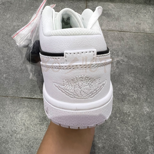 NIKE AIR JORDAN 1 LOW PANDA