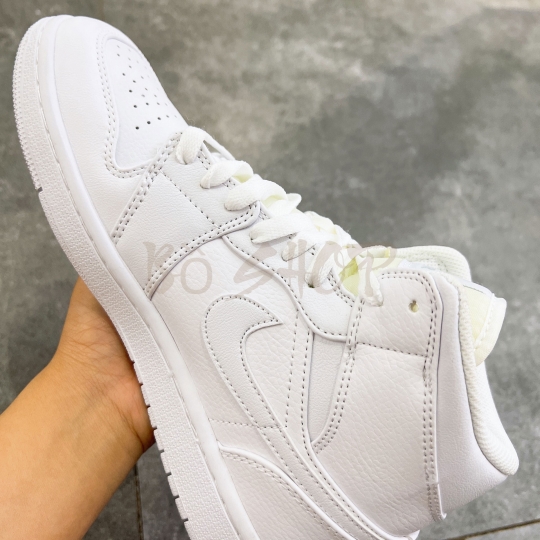 NIKE AIR JORDAN 1 MID TRIPLE WHITE