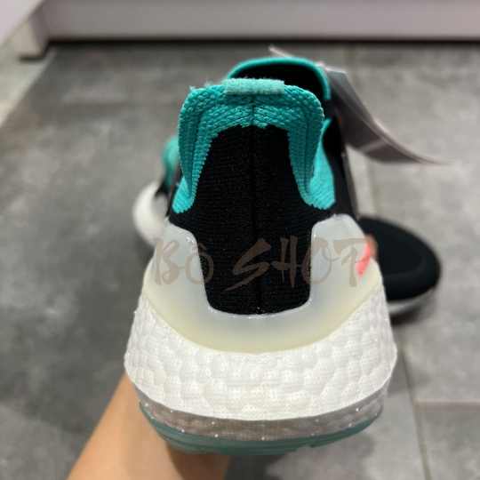 ADIDAS ULTRA BOOST 22 CORE BLACK/TURBO & MINT RUSH