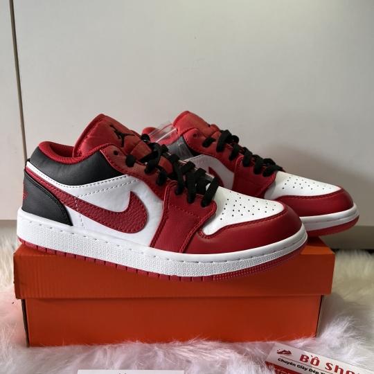 NIKE AIR JORDAN 1 LOW BULLS