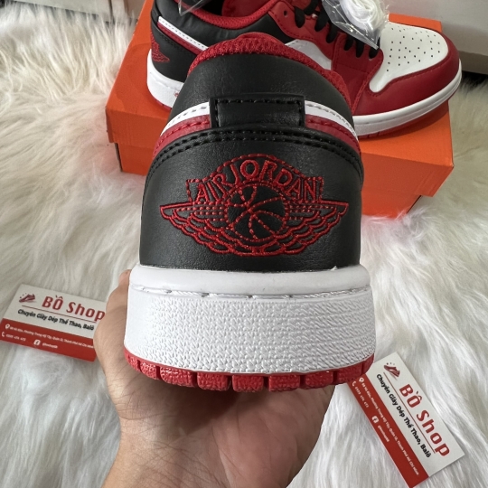NIKE AIR JORDAN 1 LOW BULLS