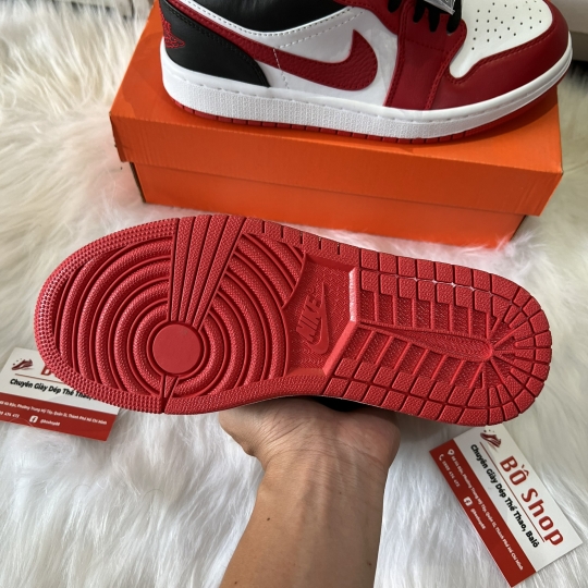NIKE AIR JORDAN 1 LOW BULLS
