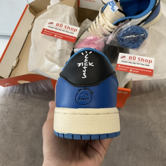 NIKE AIR JORDAN 1 LOW TRAVIS SCOTT X FRAGMENT