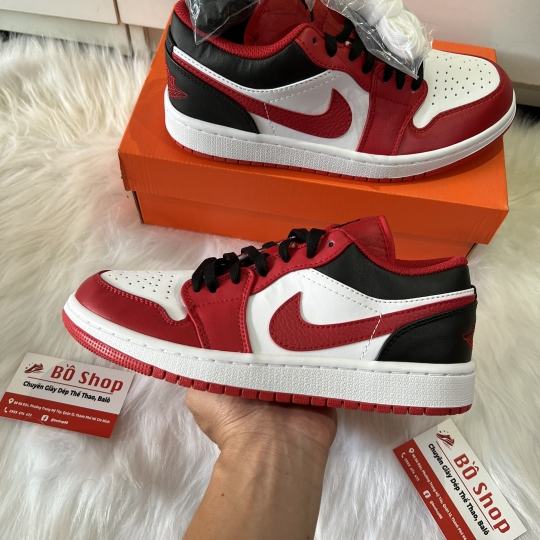 NIKE AIR JORDAN 1 LOW BULLS