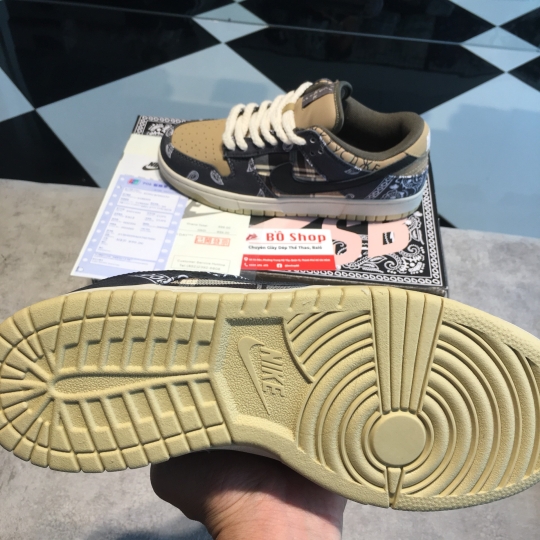 NIKE SB DUNK LOW 'TRAVIS SCOTT'