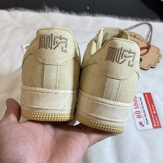 NIKE AIR FORCE 1 LOW NAI-KE TAN CANVAS